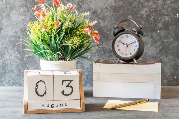 Stylized image of a calendar and a clock showing routine.